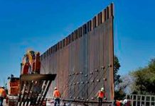 Muro fronterizo de Donald Trump destrozado por lluvias monzónicas en Arizona Varias personas trabajando en el muro fronterizo de EE.UU.