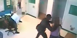Brutal: Un policía estadounidense agarró del cuello una niña y la tiró al suelo