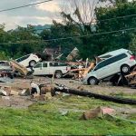 Carros dañados por severas inundaciones al sur de EE.UU.