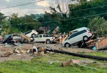 Devastadoras inundaciones dejan al menos 22 muertos al sur de EE.UU. Carros dañados por severas inundaciones al sur de EE.UU.