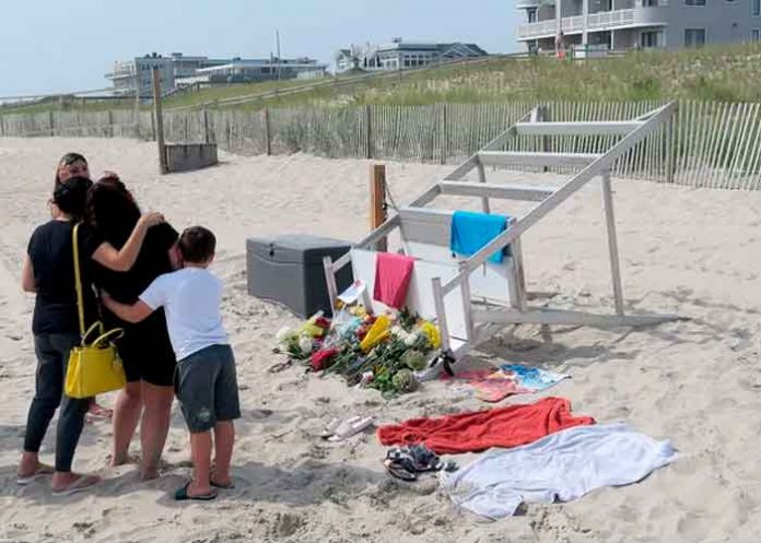 Un rayo mata a un salvavidas e hiere a otras 7 personas en EE.UU.