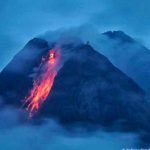 Volcán indonesio continua expulsando lava y caliente ceniza Volcán indonesio continua expulsando lava y caliente ceniza