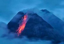 Volcán indonesio continua expulsando lava y caliente ceniza