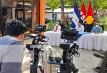Escuelas se visten de azul, blanco y azul en saludo a las fiestas patrias Conferencia de prensa con autoridades de educación, acerca de las fiestas patrias