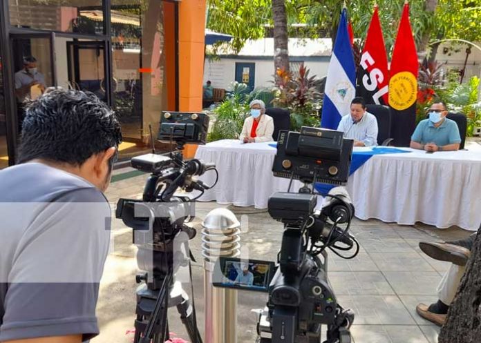 Conferencia de prensa con autoridades de educación, acerca de las fiestas patrias