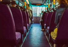 Niegan a joven subir al bus en España por llevar "atrevido escote"