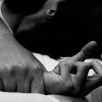 Drogan y abusan de una mujer durante ritual para "sacarle los bichos"