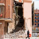 Fachada de un edificio derrumbada