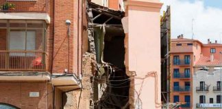 Fachada de un edificio derrumbada