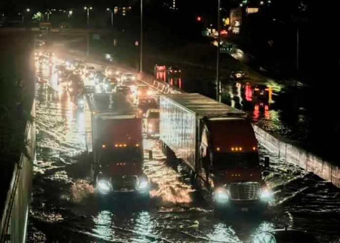 Tormentas causan apagones y cierres de carreteras en Estados Unidos