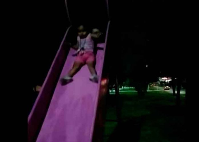 fantasma- ¿Real o fake? Captan fantasma jugando con una niña en un parque