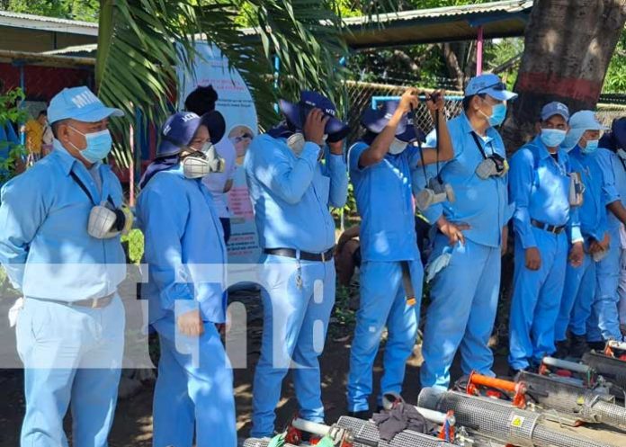 Fumigación en un barrio de Managua
