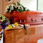 En pleno funeral mujer "perrea" en ropa interior sobre el ataúd de su novio