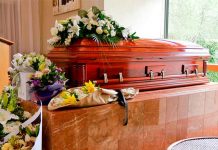 En pleno funeral mujer «perrea» en ropa interior sobre el ataúd de su novio En pleno funeral mujer "perrea" en ropa interior sobre el ataúd de su novio