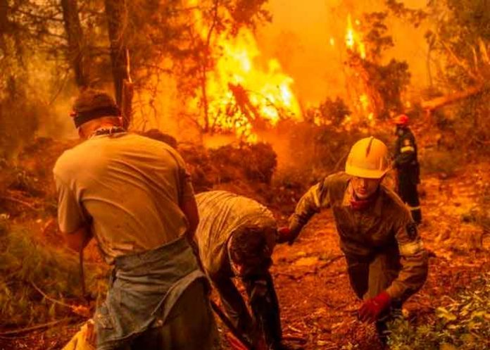 Isla de Eubea en Grecia continúa ardiendo por los incendios forestales