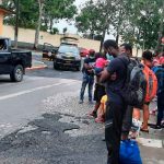 Encuentran a 41 migrantes de Brasil, Haití y Chile en Guatemala Agentes de la policía de Guatemala encuentran a 41 migrantes