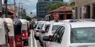 Transportistas de Guatemala realizan paro exigiendo la renuncia del presidente