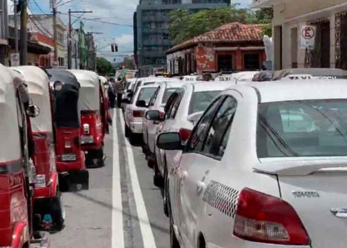 Transportistas de Guatemala realizan paro exigiendo la renuncia del presidente