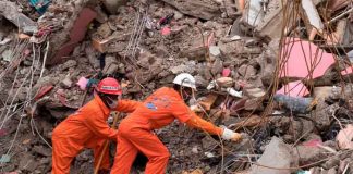 personal en busca de fallecidos tras el terremoto en Haití