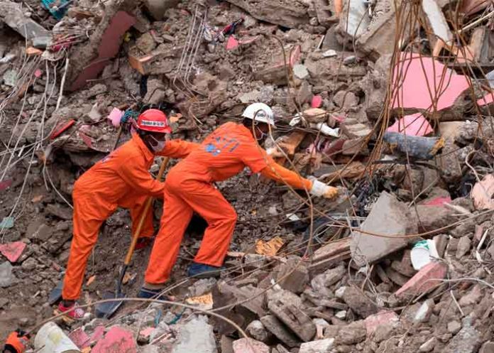 personal en busca de fallecidos tras el terremoto en Haití