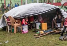 ¡Interminable calvario! Haití azotada por terremoto, tormentas e inundaciones Una familia haitiana a la intemperie