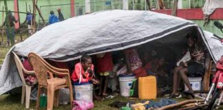 Una familia haitiana a la intemperie