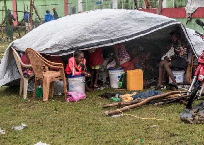 Una familia haitiana a la intemperie