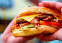 Se desencaja la mandíbula por comer una hamburguesa con triple carne