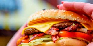 Se desencaja la mandíbula por comer una hamburguesa con triple carne