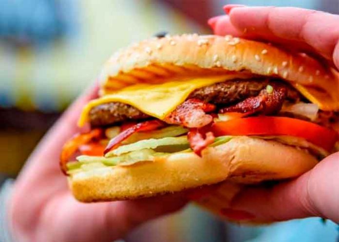 Se desencaja la mandíbula por comer una hamburguesa con triple carne