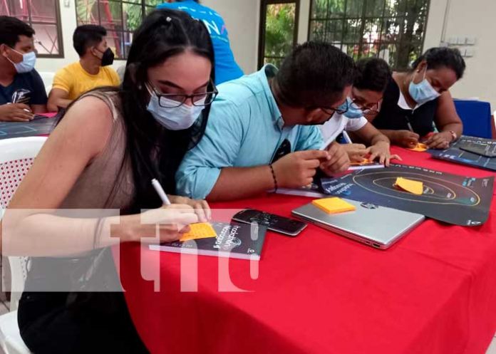 Jóvenes participan en Hackathon