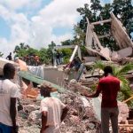 Labores humanitarias confirman casi 2 mil muertos por terremoto en Haití Varias personas en labores de rescate tras el terremoto en Haití