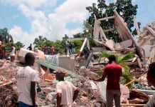 Labores humanitarias confirman casi 2 mil muertos por terremoto en Haití Varias personas en labores de rescate tras el terremoto en Haití