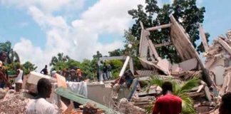Varias personas en labores de rescate tras el terremoto en Haití