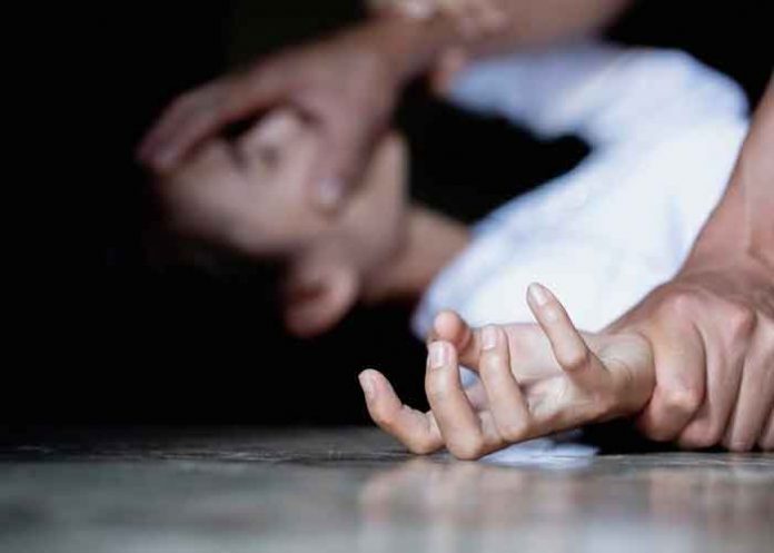 hombre Tenebroso abuso de profesor que imitaba