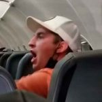 Amarran con cinta adhesiva a un pasajero violento en EE.UU Amarran con cinta adhesiva a un pasajero violento en EE.UU / FOTO / TN8