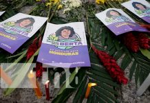 Honduras: Piden pena máxima para asesino de Berta Cáceres Volantes con la imagen de Berta Cáceres, hondureña y activista ambiental y de derechos indígenas que fue asesinada / FOTO / AP