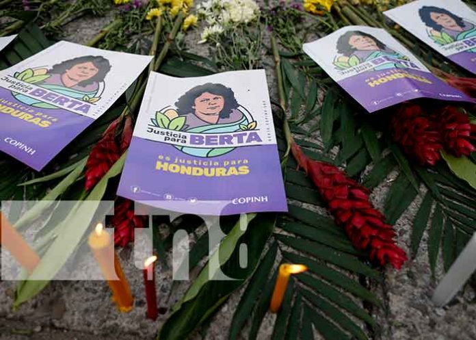 honduras Volantes con la imagen de Berta Cáceres, hondureña y activista ambiental y de derechos indígenas que fue asesinada / FOTO / AP