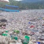Toneladas de basura inundan los costas de la playa
