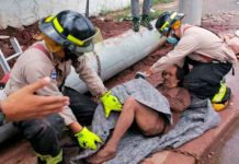 Bomberos rescatan a un anciano que cayó en una alcantarilla