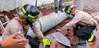 Bomberos rescatan a un anciano que cayó en una alcantarilla