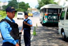 Dos agentes de policía de Honduras en un retén