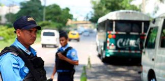 Dos agentes de policía de Honduras en un retén
