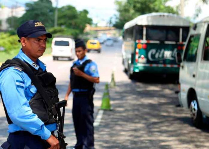 honduras6 Dos agentes de policía de Honduras en un retén