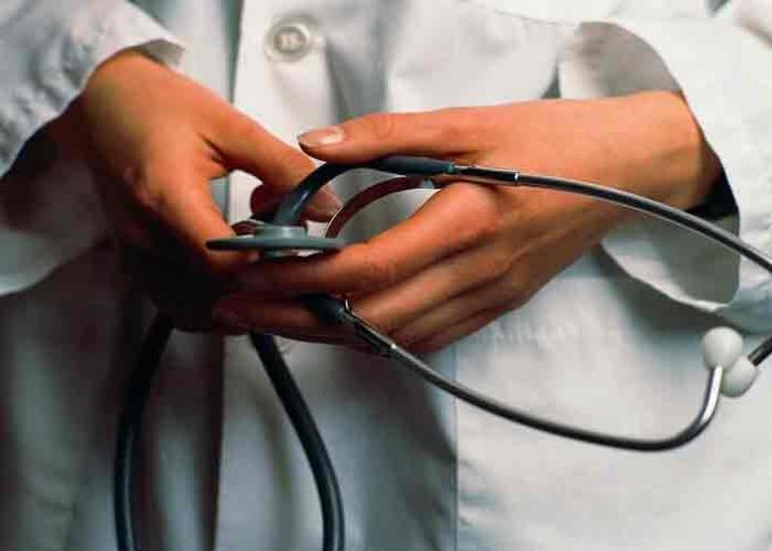 Policía tailandesa allana hospital COVID-19 por actos indecentes