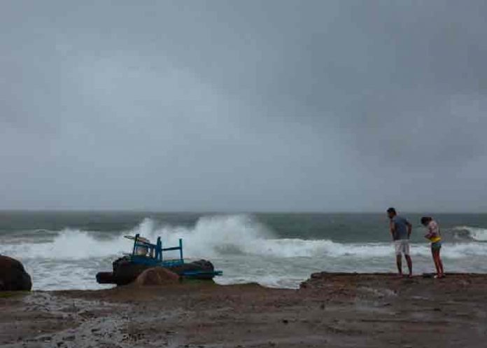 Linda se intensifica a huracán mientras se aleja de costas mexicanas