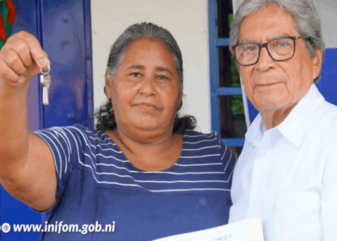 Entregan viviendas solidarias en Granada