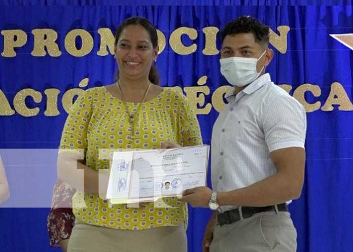 96 jóvenes fueron los egresados del Centro Tecnológico Simón Bolívar, ubicado en el Distrito VI de managua
