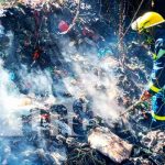 Bomberos logran sofocar un incendio en comunidad La Estancia Bomberos hicieron la lucha contra las inclementes llamas del incendio