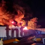 Voraz incendio arrasa con Recicladora en Zona Franca Las Mercedes Incendio en Zona Franca las Mercedes